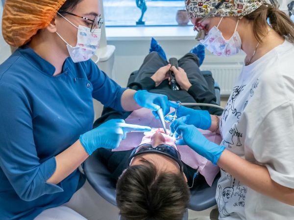 Когда стоит посетить детского врача стоматолога-хирурга